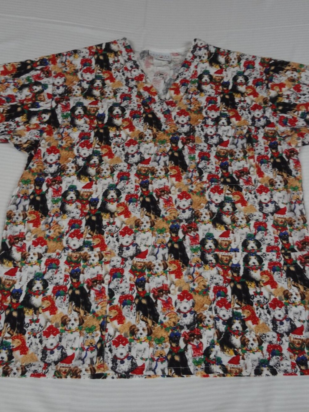 PEACHES CHRISTMAS HOLIDAY DOGS WOMENS SCRUB TOP UNIFORM SIZE LARGE L732